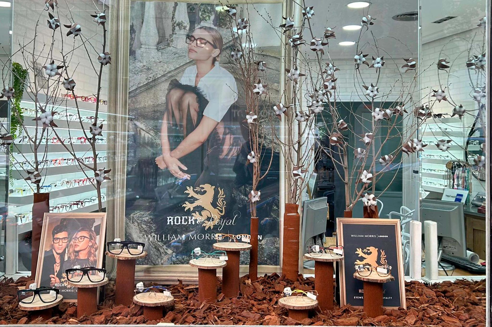 Profesional realizando examen visual